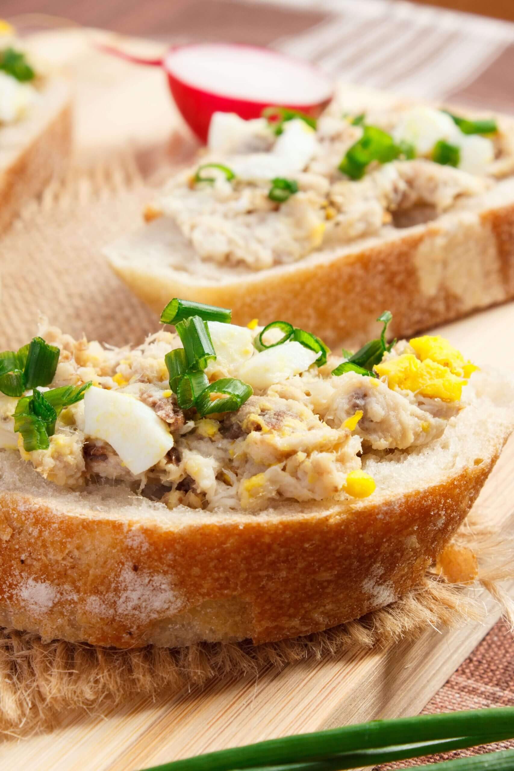 Pasta z makreli z ogórkiem kiszonym, jajkiem i majonezem